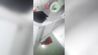 邪悪な家主シリーズのプレビュー❤️ その価値はその真実性にあります。家主が女性の入居者がシャワーを浴びたり、着替えたり、自慰行為をしたり toilet 3 (5)