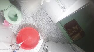 邪悪な家主シリーズのプレビュー❤️ その価値はその真実性にあります。家主が女性の入居者がシャワーを浴びたり、着替えたり、自慰行為をしたり toilet 3 (7)