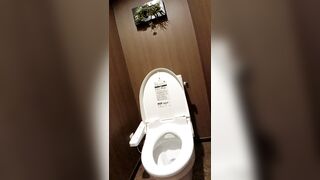 デパートのトイレでこっそりオナニーしちゃうJK jav jvip 18