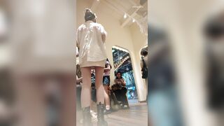 白いラインストーンの網タイツを履いた美しい女性が親友と一緒に買い物に来ます。彼女は白い下着を身につけています ipcam 3