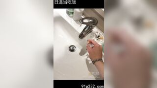 公司年會上廁所被騷貨女同事勾引 直接按在廁所操成母狗 - china