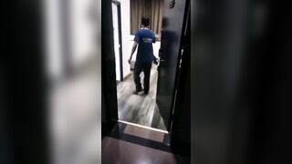 既婚女性が夫に浮気をしているところを撮影した動画が流出した。夫と親族が現場を目撃した china