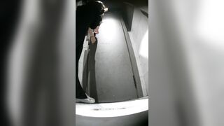 高画質のバーの舞台裏写真：ハイヒールとストッキングを履いた長い脚（8） toilet 3 (2)