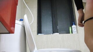 【クローズアップショット】姉妹２人が交代で入浴中。妹の腰には赤いロープが巻かれています toilet