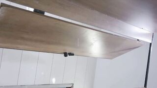 新しく流出した写真❤️ 女子トイレでヒョウ柄のトップスを着て放尿する女子大生2人。女の子はズボンをまくり上げて大量に排便 toilet