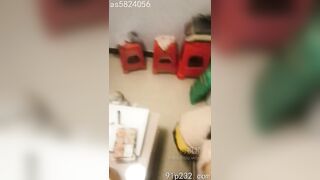 在人妻母狗家裡，趁小孩休息了打開小孩房門操母狗 - 肉視頻 您的私人AV影院
