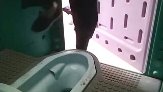 熟女が多い行列できるお仮設トイレ voyeur jp 2