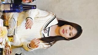 同僚が農場で誕生日ディナーをしていました。❤️ 可愛い女性の同僚を間に合わせの女性用トイレまで尾行して、彼女が排尿しているところをこっそり toilet