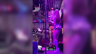 [ベトナムナイトクラブ 23] ライブの熱いダンス、胸がほぼ露出、乳首が隠れてパーティーと揺れ china 2 (3)
