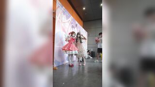 ピンクのレースのドレスを着た可愛い女の子。お尻が裂けた白いストッキング、前後にCD ipcam 1