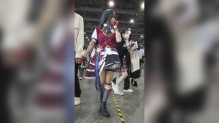 ピンクのレースのドレスを着た可愛い女の子。お尻が裂けた白いストッキング、前後にCD ipcam 3