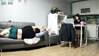 ハッカーが家庭用防犯カメラに侵入し、リビングのソファで年配の男性が若くて美しい妻と性行為をしている様子を、飼い犬2匹が見守る中で密かに撮影 ipcam