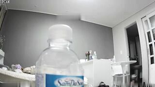 オフィスワーカーのアパートに隠しカメラが設置され、彼女の日常生活が密かに撮影されていた❤️ 眼鏡をかけたホワイトカラーの女性は、アパートの ipcam