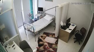 新たなハッカーが病院の婦人科診察室の監視カメラ映像を解読し、眼鏡をかけた女性医師が患者の膣検査を行っている最中に、部屋の中で自慰行為を ipcam
