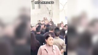 【スキャンダル速報】河北省・郝村：男7人・女2人による乱痴気騒ぎ ❤️ 奔放な女2人が男7人を招き、大乱交パーティーを開催――夫が現場に踏み込み china 01