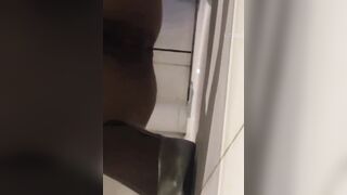【衝撃】客室乗務員 —— 窓の外から隠し撮り：複数の客室乗務員がシャワー・着替え（パート3） toilet 1 03