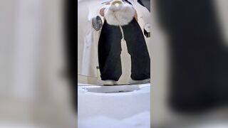 【最高級トイレショット】絶妙な無毛の白虎の柔らかいおまんこを持つ女の子がおしっこをして下痢をする toilet