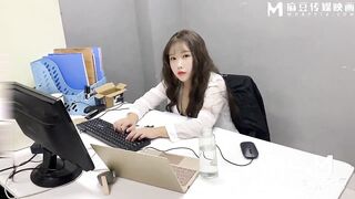 本当の近親相姦の話❤️ 新しく雇った甥と叔母がオフィスで不倫をしていたところ、警備員がドアをノックし、彼はすぐにインポテンツになってしまい china