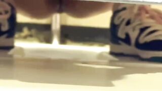 Magic Hand  外部入手  プレミアム「トイレ盗撮」映像：「高画質・無毛の美女（ホワイトタイガー編）」 — 36本 toilet 2 04