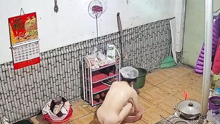 【「悪徳家主」シリーズ：ティーザー版 ❤️ リアルこそが真髄】家主が密かに盗撮――美しい女性入居者の入浴、着替え、自慰、そして毎日の「お持ち帰 toilet 2 04