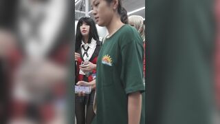制服姿のコスプレイヤー4人組が博覧会を巡る……黒ストッキングと白ランジェリー姿のキュートな若い女性が男装に挑戦 ipcam 1