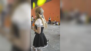 制服姿のコスプレイヤー4人組が博覧会を巡る……黒ストッキングと白ランジェリー姿のキュートな若い女性が男装に挑戦 ipcam 2