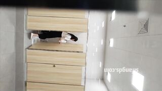 トイレ写真の達人が横店影視城のトイレで女優たちを密かに撮影 ❤️ 短いスカートを履いた数人の女優が、影視城近くの路傍のトイレで密かに撮影さ toilet