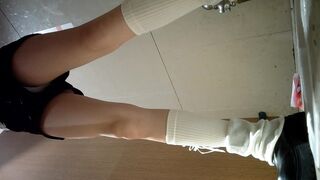 パノラマ正面ビュー：白いストッキングの毛深い美女 (5V) toilet 01