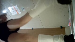 パノラマ正面ビュー：白いストッキングの毛深い美女 (5V) toilet 04