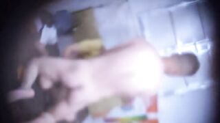 都会の村の大家が、借りている部屋の穴から覗き見している。❤️ ショートヘアの街娼が客と性的な取引をしている。2人の兄弟が一緒に売春宿に行き china (9)