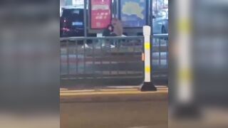 気になる！❤️ 常州大学城のバス停で、通行人を全く気にせず路上でセックスをしているカップルが目撃されました。一体どれだけ切羽詰まっているので china