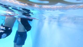 【超絶】大胆JKカップルのプール水中水着の中に手が！手コキ(後編) voyeur jp