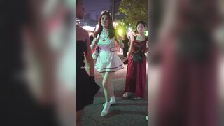 ドレスを着た看護師は支払いの列に並んでいた…そしてその機会を利用して、お尻が露わになるシームレスの下着をゲットした ipcam 2