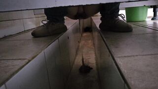 女性が乾いたトイレをこっそり撮影しながら拍手をする - 画面いっぱいに糞便が映る、下痢エピソード34 toilet 3 03