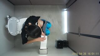 JKちゃん達のtoilet⑱　性服ちゃんも登場！スタイル良し！お㋘㋘も良し！(^o^) voyeur jp 02