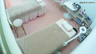 ハッカーが美容整形クリニックの防犯カメラに侵入し、胸の小さい女性2人が豊胸手術を受けている様子を密かに撮影した。医師は彼女たちの臀部と性器 ipcam