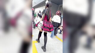 網タイツ姿のコスプレイヤー、スマホに夢中 — 白いショーツがあらわに；女装（CD）、前後からのアングル ipcam 3