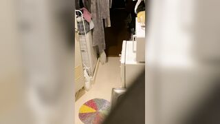 こんなに可愛い女子大生が陰毛丸出しで食器洗い。 足を上げる度に陰毛がそよぎ、パックリ割れ目が御開帳 voyeur jp 4