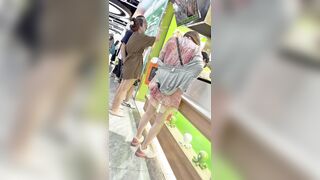母親と幼い弟と一緒に買い物に出かけている若い学生。彼女は透け感のある赤いロングドレスを身にまとっており、その下には白い使い捨ての下着が ipcam 3