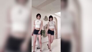 Kuaishouの双子（フォロワー127万人）— 欣桐＆欣慧：ヨガパンツ姿で「おいたなマンコ」を擦り付けるダンス — 下着姿で魅惑の「お尻反らし」 china 1 06