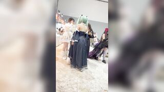 スマホに夢中な学生コスプレイヤー：後ろ姿は完璧にガードしつつ、前は無防備に――ほんのり透けるモノトーン・ランジェリー姿 [出典元のオリジナル ipcam 1