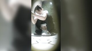 驚くほど美しい「白虎」美女たち —— 用を足しても拭かない女の子たち（動画17本）［『The Room』オリジナル版］ toilet 1 06