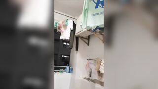 大学の「ワルな女子大生」が親友を裏切る：寮仲間の過激なヌード映像を撮影し金稼ぎ ❤️ 巨乳美女が自慢のバストにオイルを塗り、マッサージを披露 toilet 06