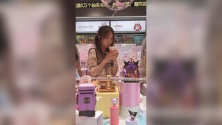 (BC-AA-647) 超ミニ白スカートの絶世美女 —— ギリギリ見えるシームレス下着… カメラを見下ろし、あわや露出寸前… [個室からのオリジナル版] ipcam 3