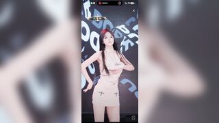 【ネットセレブのトイレショット1】成都のトップライブ配信者が撮影した、2つの視点からの超鮮明なトイレショット toilet (2)