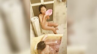 【入浴＆着替えコンピレーション】「小悪魔」な女子大生：親友を騙してルームメイト5人以上の姿を盗撮――プールシャワーで身支度を整える女性たち toilet 1 02