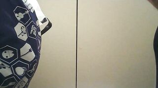 【入浴＆着替えコンピレーション】「小悪魔」な女子大生：親友を騙してルームメイト5人以上の姿を盗撮――プールシャワーで身支度を整える女性たち toilet 3 04
