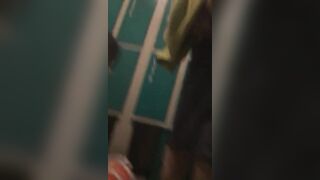 【入浴＆着替えコンピレーション】大学の「ワルな女子大生」が親友を裏切り、ルームメイトを盗撮（6本以上のクリップ） — 公衆浴場の脱衣所から toilet 1 01