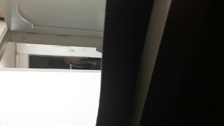 大学の「ワルな女子」が親友にイタズラ、ルームメイトを隠し撮り（パート2）――女性のお隣さんの私生活を覗き見 ipcam 3 01