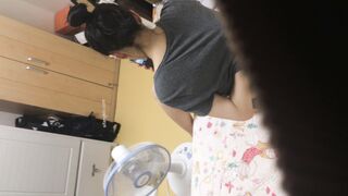 大学の「ワルな女子」が親友にイタズラ、ルームメイトを隠し撮り（パート2）――女性のお隣さんの私生活を覗き見 ipcam 3 06